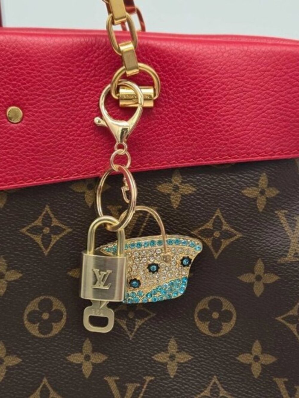 Louis Vuitton Gold Padlock 🔑 Authentic LV Unbranded Keychain Bag Charm - Picture 4 of 9